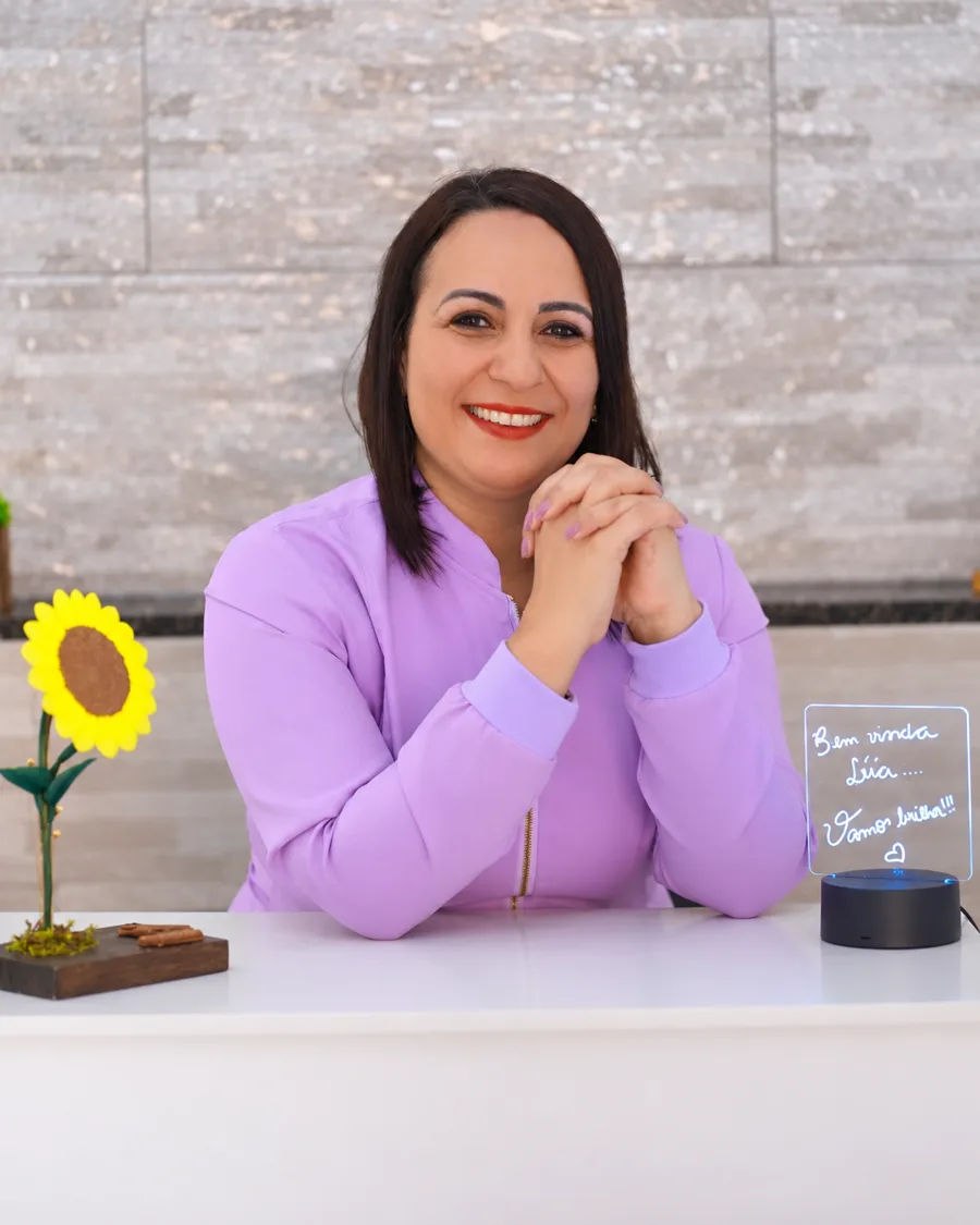 Patrícia Lima sorrindo em seu consultório