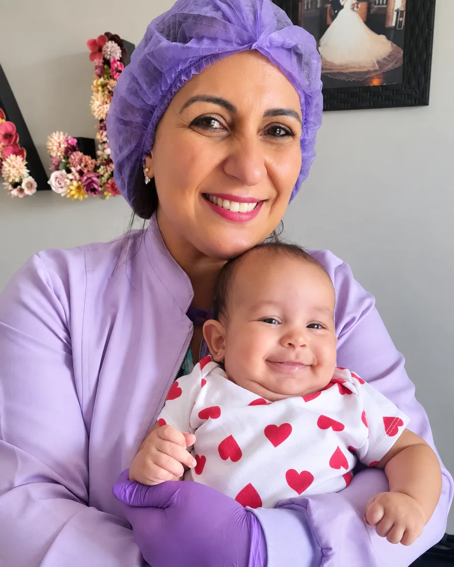 Patrícia com um bebê sorridente após o furo humanizado